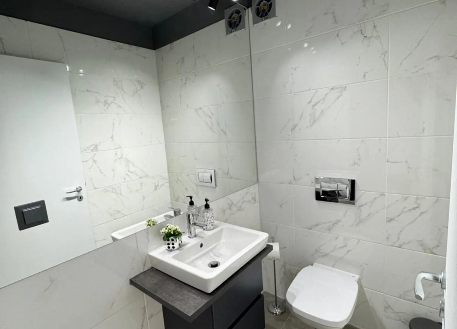 부쿠레슈티 Executive Duplex With Balcony, Skyline Views & Free Parking 아파트