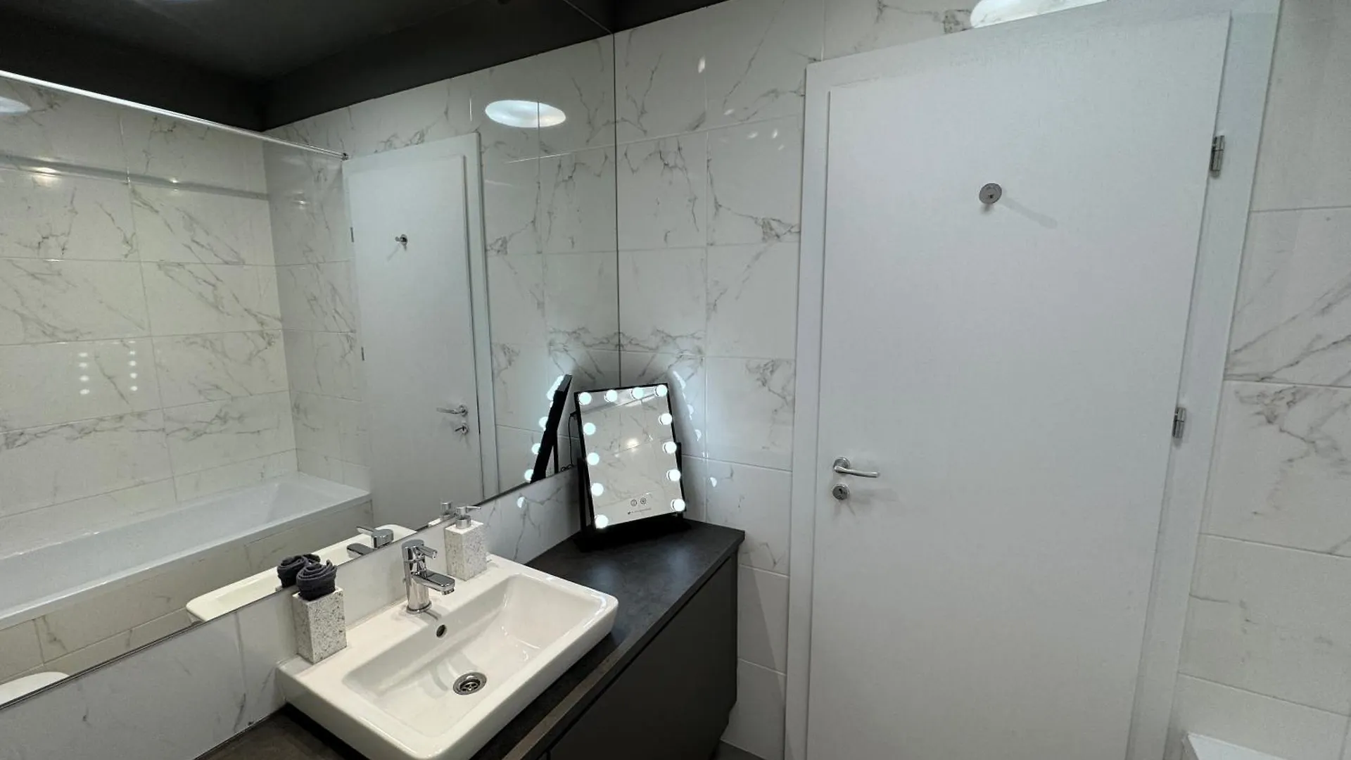 부쿠레슈티 Executive Duplex With Balcony, Skyline Views & Free Parking 아파트