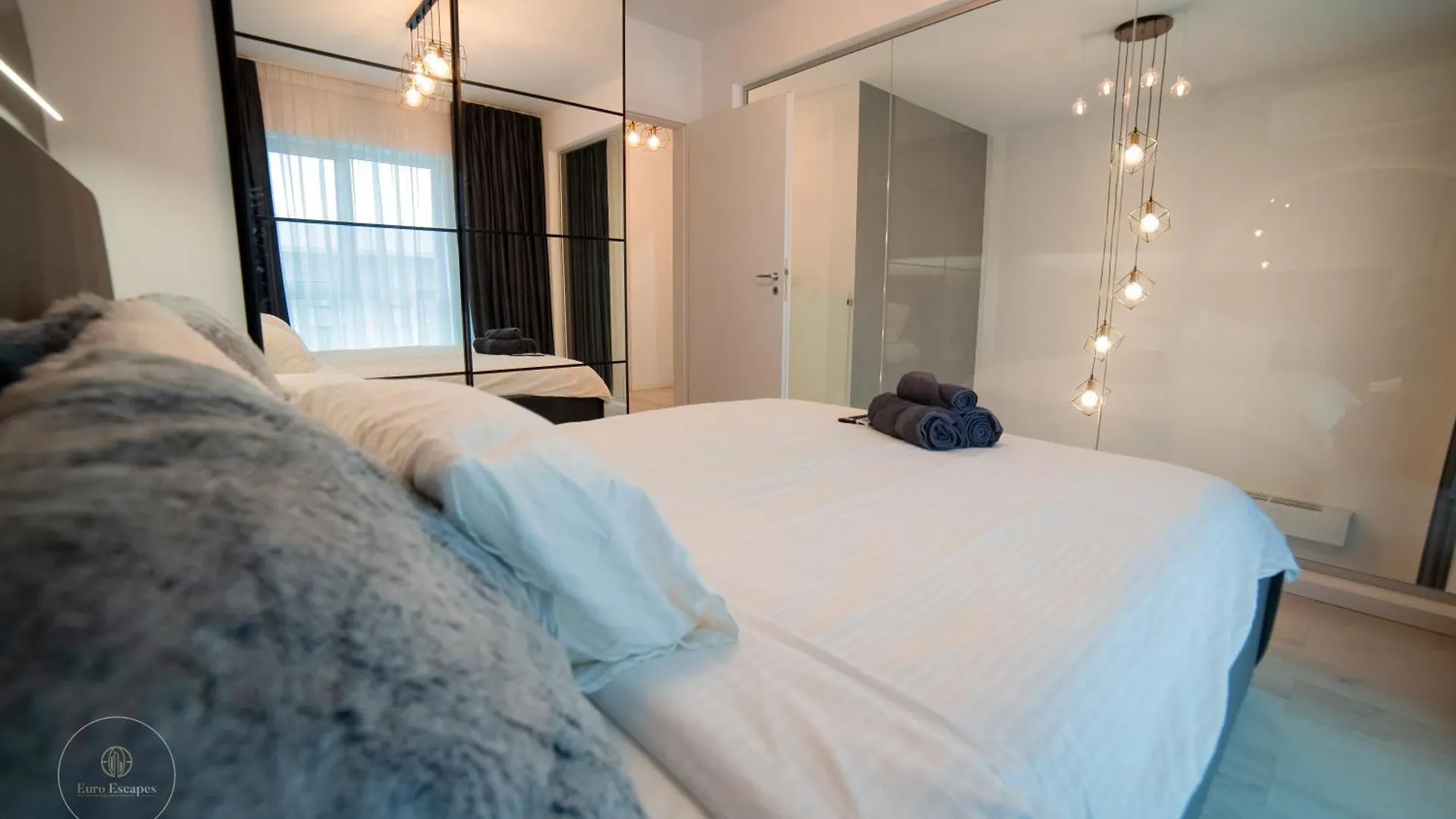 ブカレストExecutive Duplex With Balcony, Skyline Views & Free Parkingアパートメント アパート ブカレスト