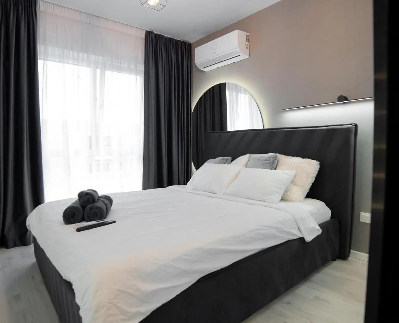ブカレストExecutive Duplex With Balcony, Skyline Views & Free Parkingアパートメント ルーマニア