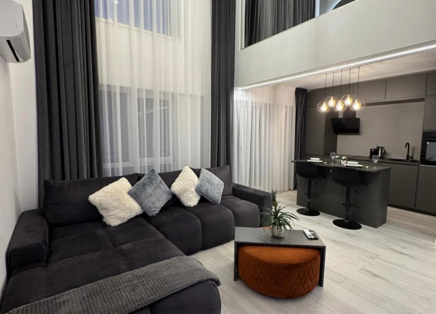 Executive Duplex With Balcony, Skyline Views & Free Parking location