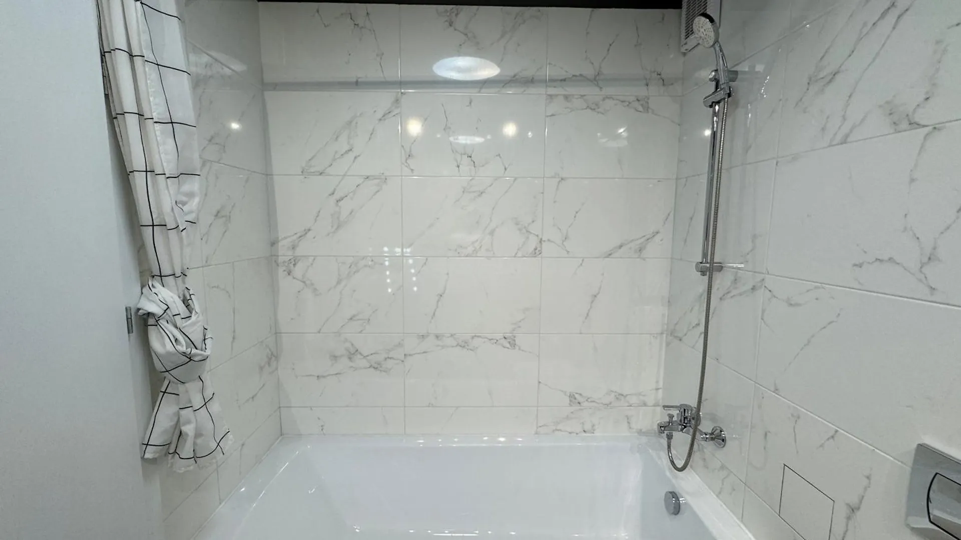 Executive Duplex With Balcony, Skyline Views & Free Parking Lejlighed Bukarest 0*,