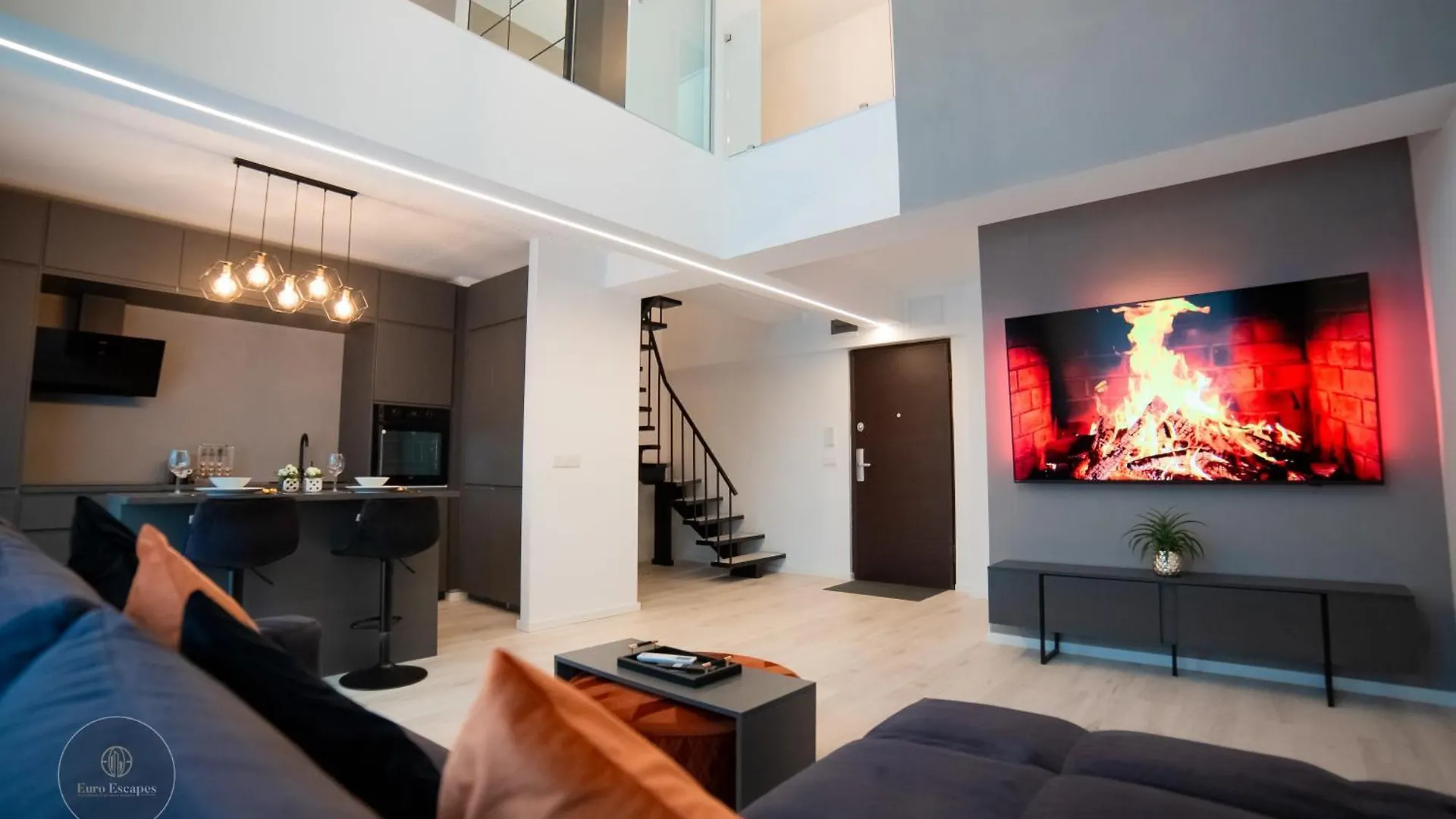 Executive Duplex With Balcony, Skyline Views & Free Parking Lejlighed Bukarest