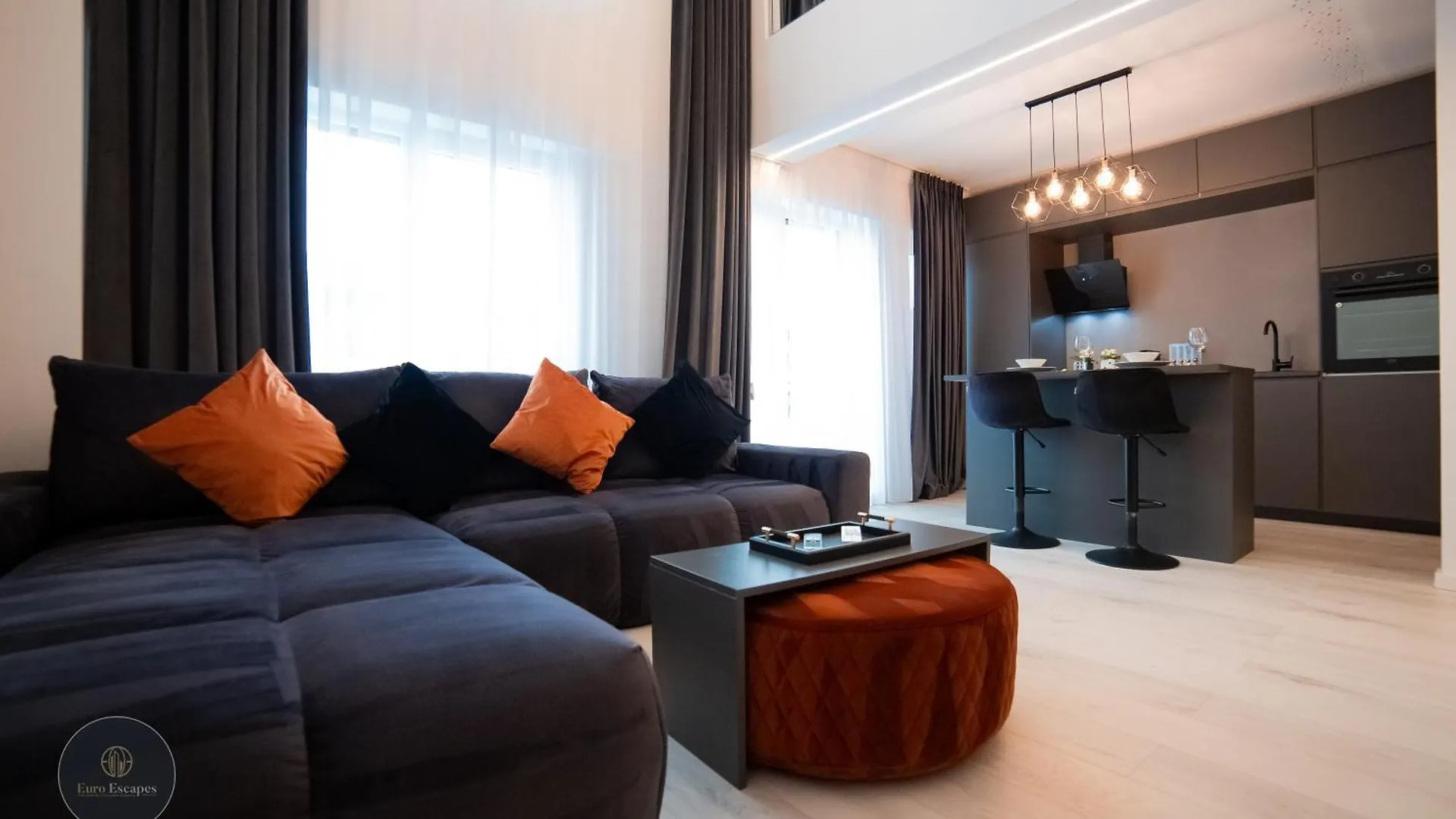 Executive Duplex With Balcony, Skyline Views & Free Parking Lejlighed Bukarest